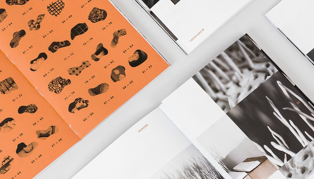 El Mobiliario Expositivo: La Arquitectura Efímera que Moldea Nuestra Experiencia Cultural